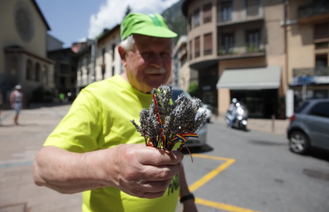 El Santi, fundador de la penya L'Esquirol, fa un quart de segle que reparteix rams d'espígol entre els conductors.