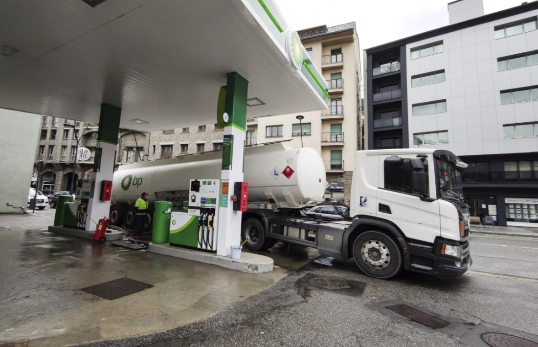 Un camió cisterna descarregant en una gasolinera.