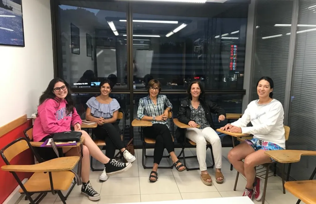 L'última classe d'anglès després de 47 a l'aula: va ser el dijous, 29 de juny, en aquestes alumnes. L'endemà també hi havia classe però van acabar al bar.