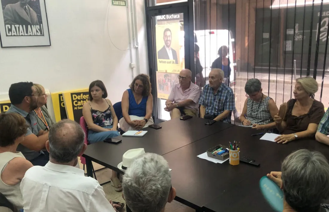 Un moment de la reunió de les candidates amb els representants de la gent gran. 