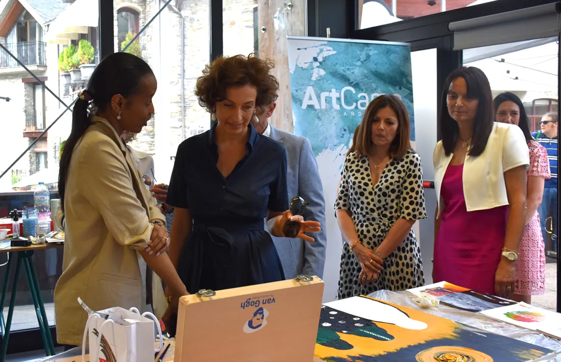La directora general de la Unesco, Audrey Azoulay, ha aprofitat la visita per interessar-se pel treball dels artistes de l’Art Camp.