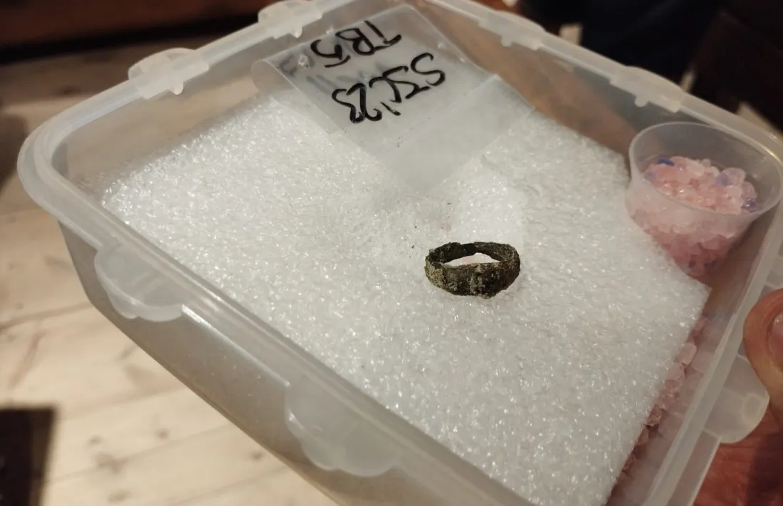 L'esquelet exhumat conservava un anell de bronze i unes claus de grans dimensions.