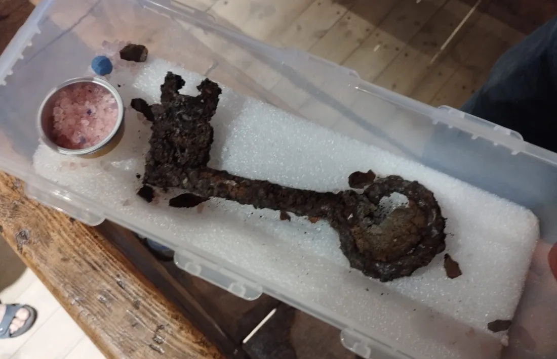 La clau va aparèixer sota l'esquelet, i l'anell, al dit anular de la mà dreta.