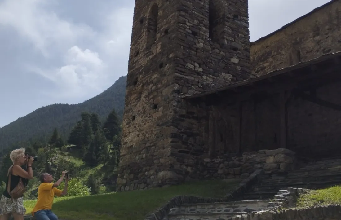La tomba es va localitzar al peu de les escales de l'església.