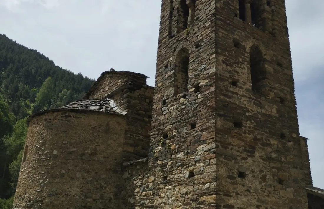 Entre l'absis i el campanar es distingeix part del que Fortó interpreta que devia ser el primer porxo de Sant Joan de Caselles, que incloïa la porta d'entrada al temple.