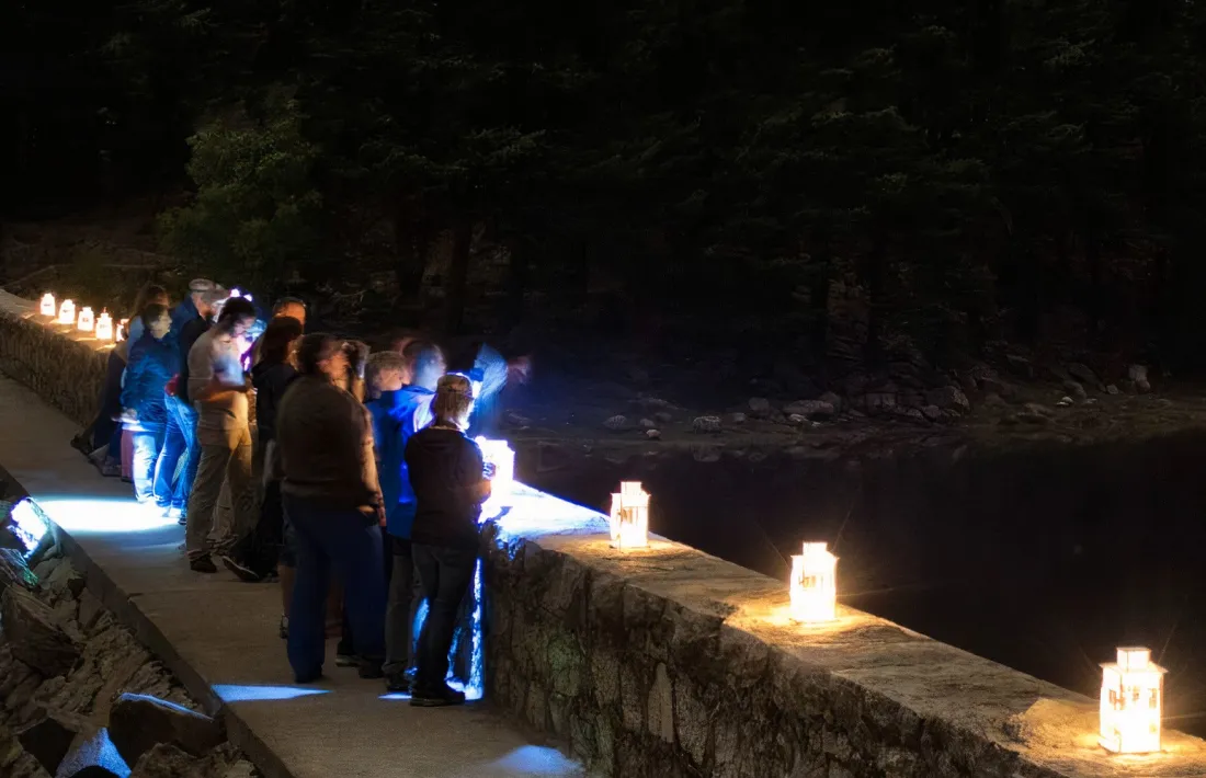 Assistents a una visita nocturna al Camí hidroelèctric.