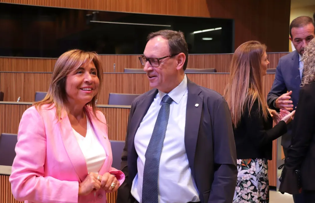 La ministra de Presidència, Economia, Treball i Habitatge, Conxita Marsol, amb el president del grup demòcrata, Jordi Jordana.