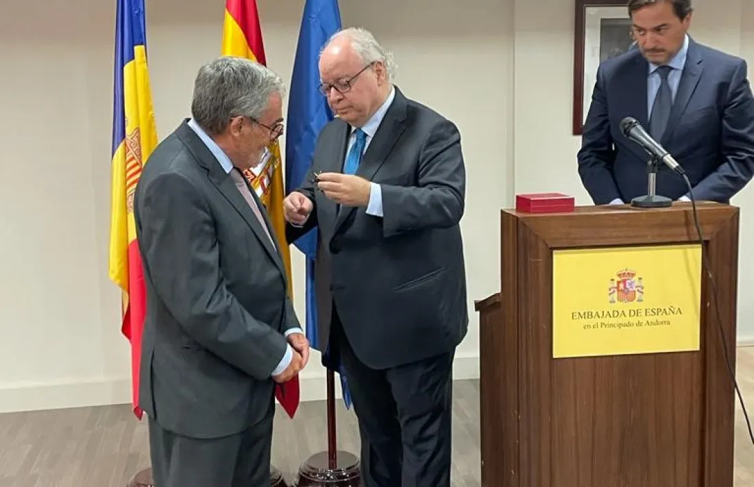 L’ambaixador Pérez-Desoy va imposar ahir l’Encomienda de Isabel la Católica a Àngel Ros, antecessor seu al càrrec.