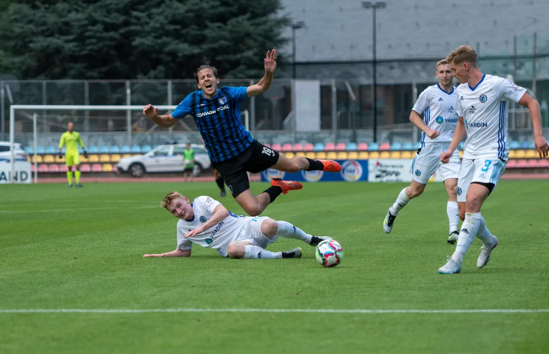 ‘Viti’ Martínez, migcampista de l’Inter Club Escaldes, va ser protagonista en el penal a favor del club d’Illes Fèroe.