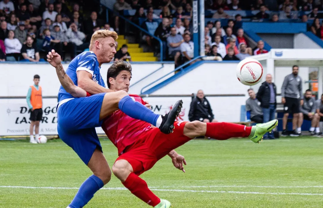 Eloy Gila remata de mitja xilena.