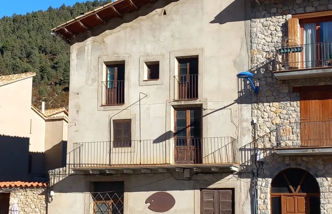 La fonda de Cal Tampanada, tancada des de fa un quart de segle. Picasso i Fernande es van hostatjar a l’habitació que dona a la finestra de l’esquerra del segon pis.