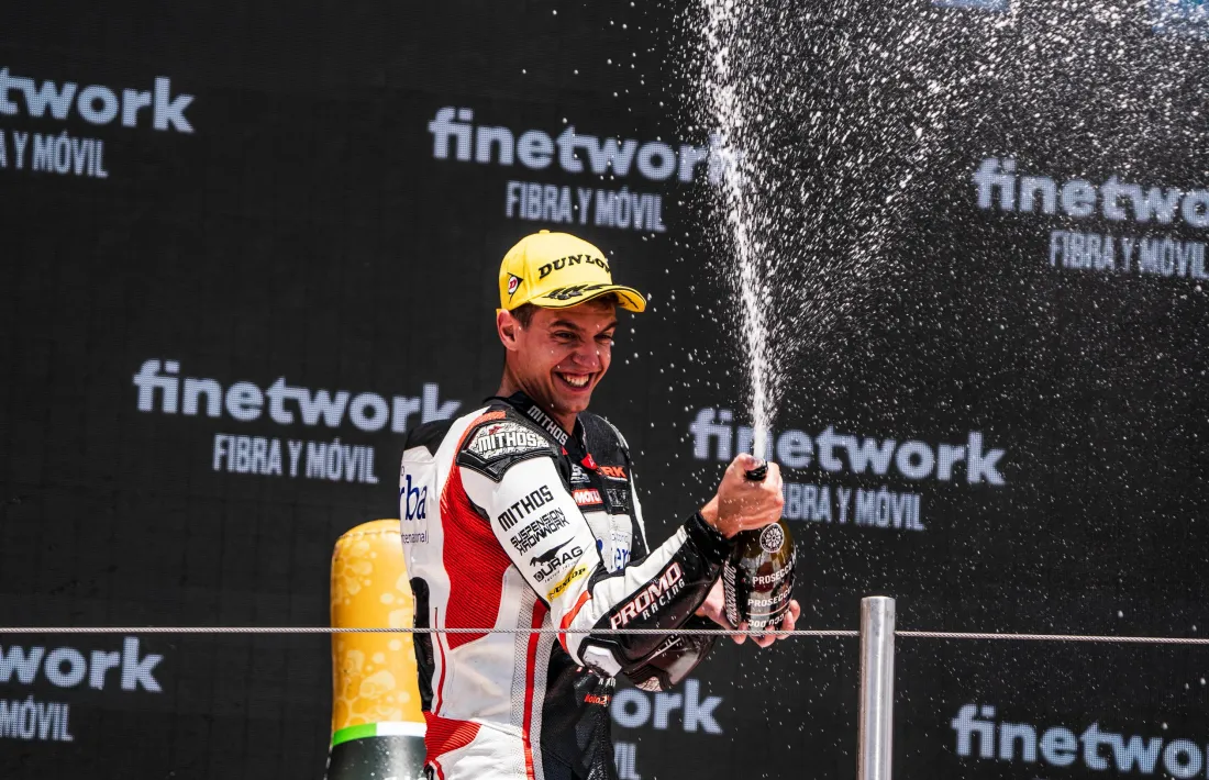 Xavi Cardelús, amb el cava al podi de Montmeló.