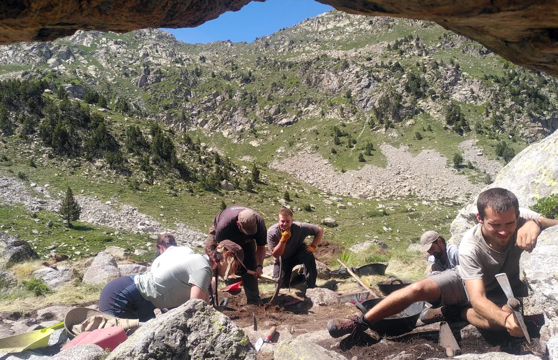 Membres del Grup d'Arqueologia d'Alta Muntanya, en plena feina. 