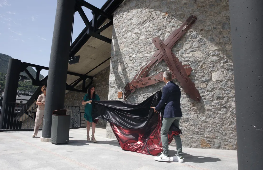 La plaça de la Closa acull l’escultura de Rocayats dedicada als tres esports.