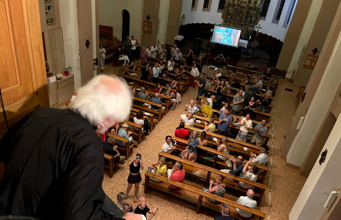 Masaaki Suzuki saluda al públic aplegat a Sant Esteve d’Andorra la Vella, en acabar el concert de la nit de dissabte. 