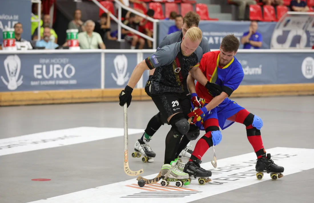 Gerard Miquel, que va marcar dos gols, lluita per la possessió de la bola amb Karschau.