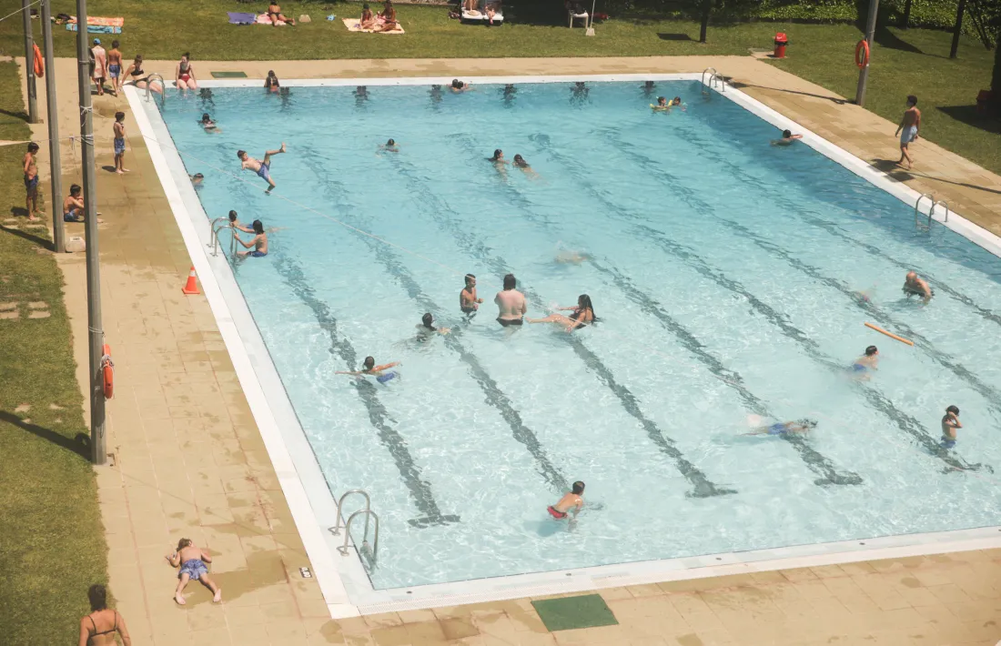 Les piscines són aquests dies de tanta calor un dels refugis que ajuden a residents i visitants a pal·liar-ne els efectes. 