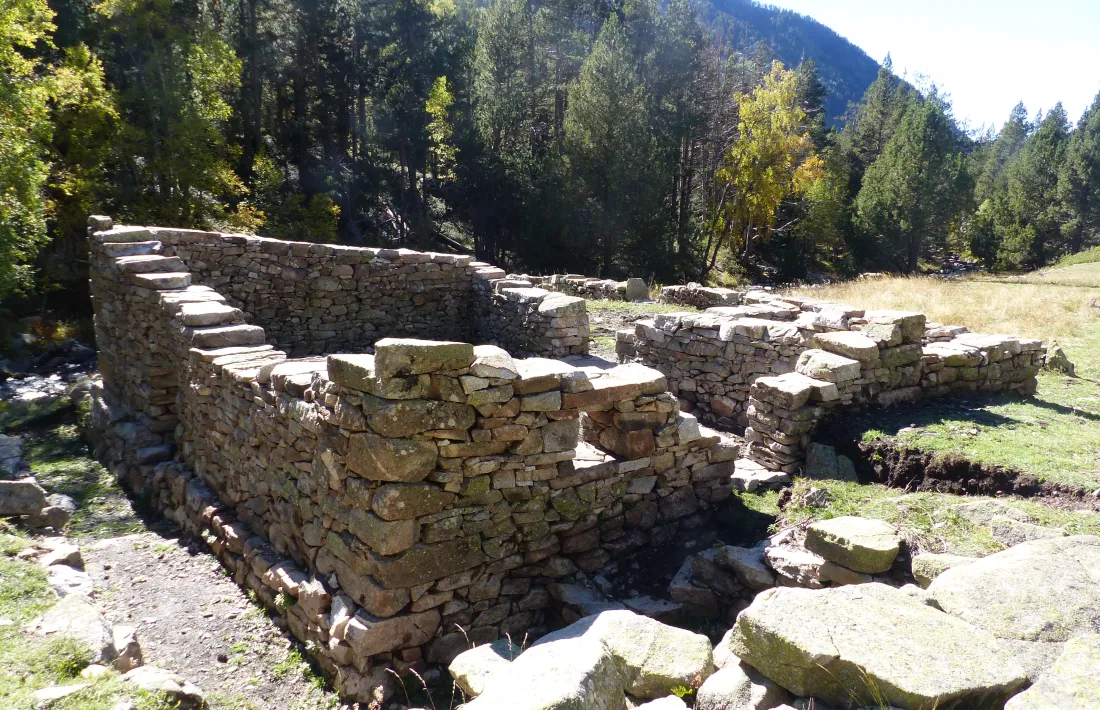 Restes de la ferreria, restaurada per artesans especialistes en la tècnica de pedra seca. 