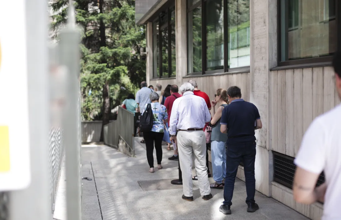 Cua de residents espanyols per votar al consolat. 