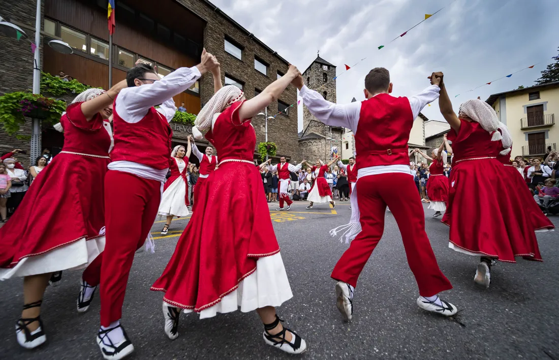 L'Esbart Dansaire fent la dansa del pregó el 2022.