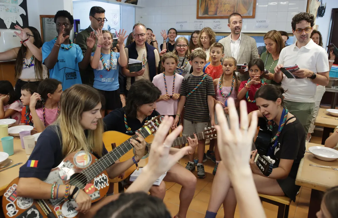 Membres del Govern compartint amb els infants que estan de colònies a AINA.