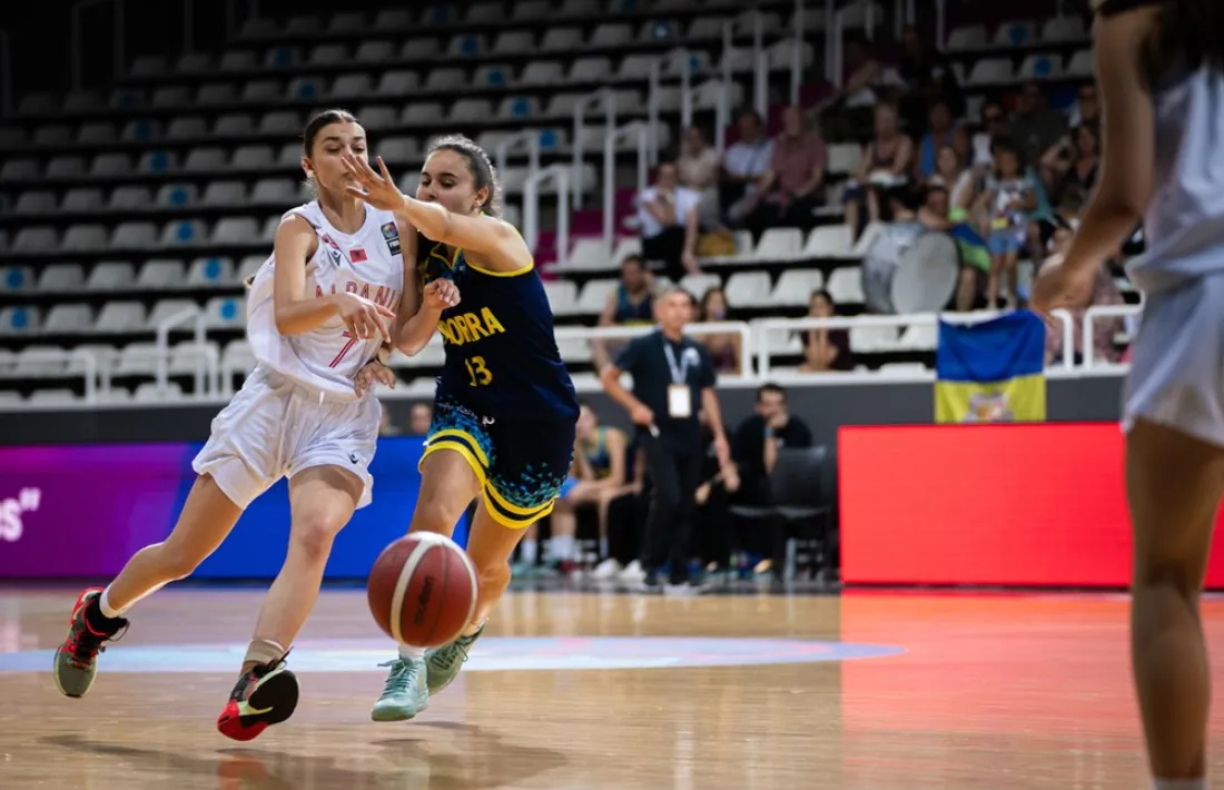 Andrea Cobo, de la selecció, defensant a Neada Damo d'Albània.