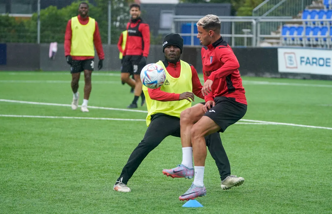 Jean Luc i Ander El Haddadi entrenant-se ahir al lloc on es disputarà el partit.