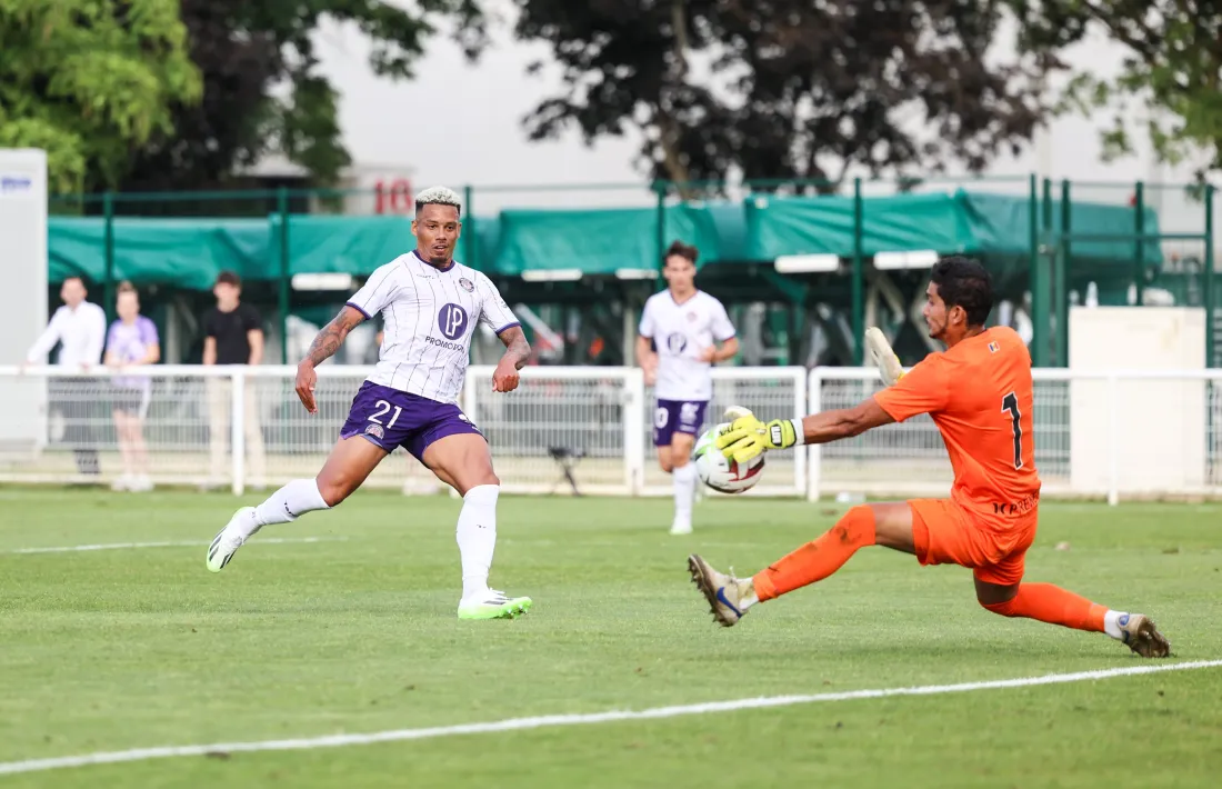 Rafael Ratao, brasiler del Tolosa, va topar amb Nico Ratti, el porter de l’FC Andorra.