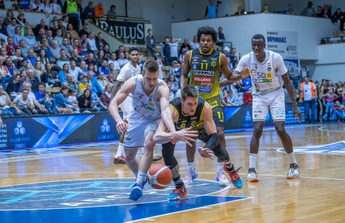 Ádám Somogyi, en un partit amb l'Alba Fehérvár.