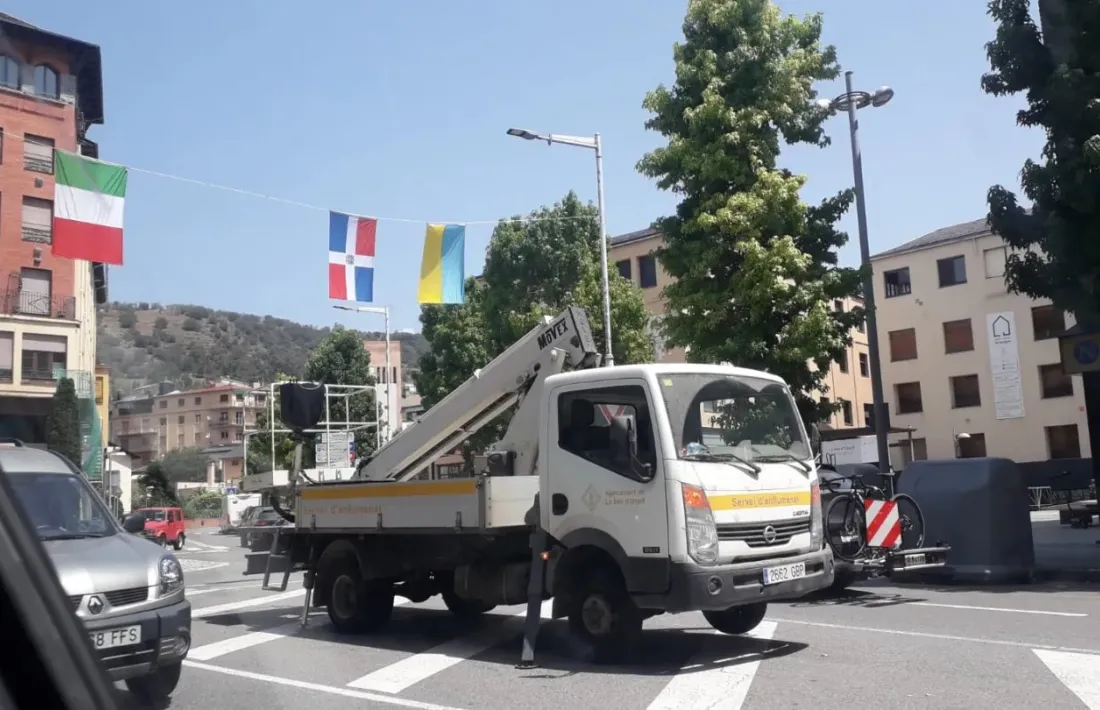 El moment de la retirada de la bandera, en la imatge que reprodueix Viaplana al seu compte de Facebook. 