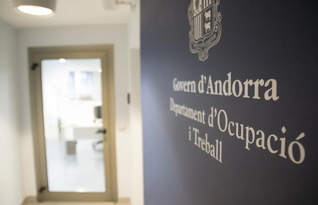 Porta del Departament d'Ocupació i Treball.