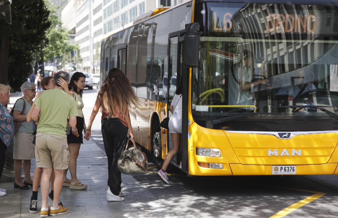 Usuaris pujant a un autobús, avui.