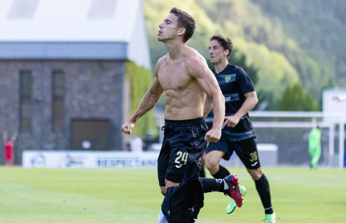 Cristian Novoa, el davanter veneçolà de l’FC Santa Coloma, celebrant el segon gol.