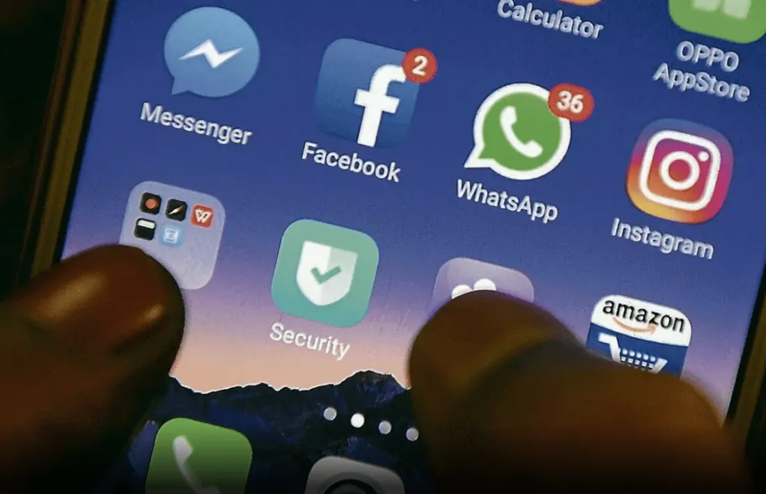 Un usuari navegant per un dispositiu de telefonia mòbil.