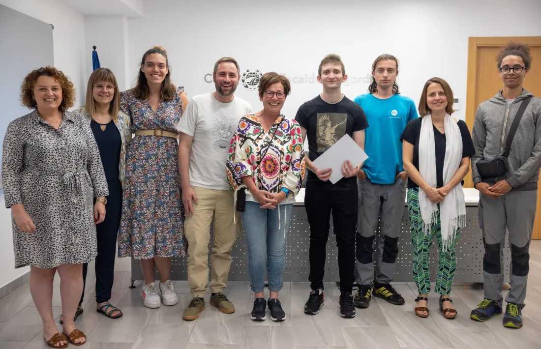 Moment de l'entrega de diplomes als tres joves del programa Okupa't.