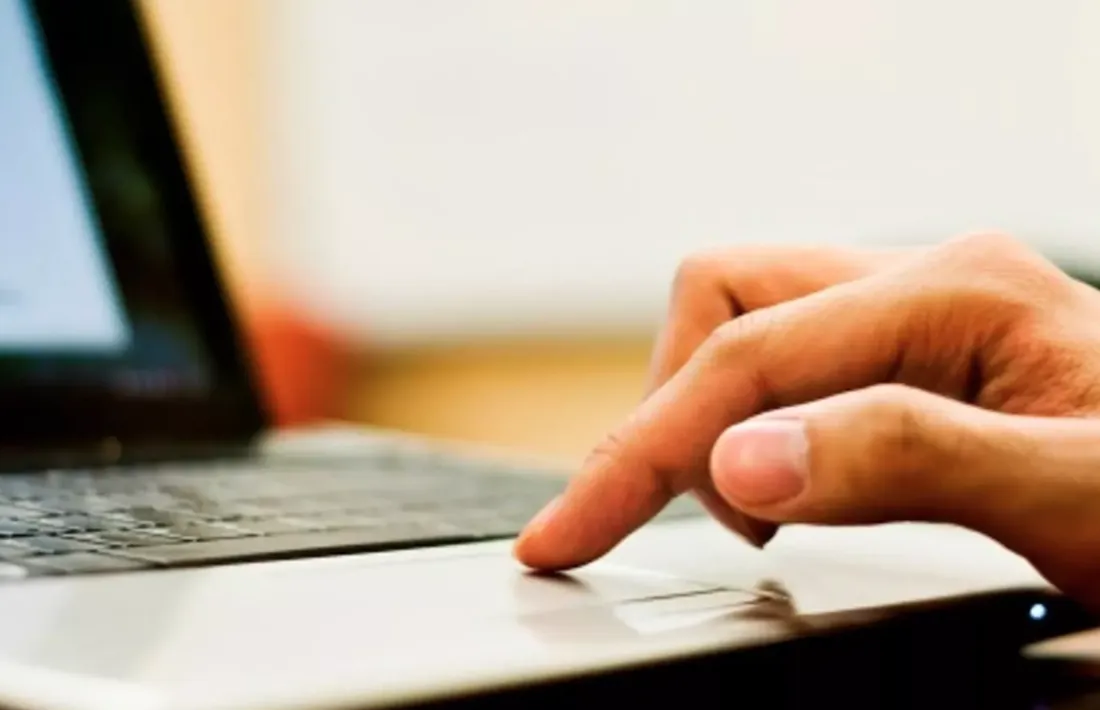 Una persona treballant amb un ordinador portàtil.