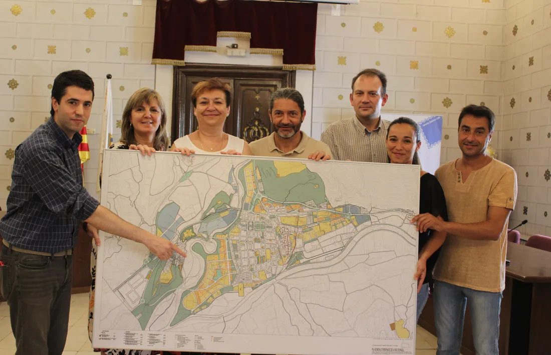 L'equip de govern municipal, comunicant el pas fet en favor de la residència.  