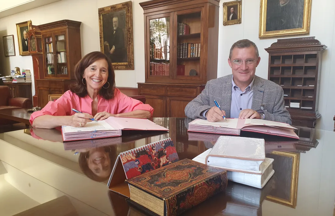 El cònsol major, Josep Majoral, durant la signatura del conveni de cessió dels fons fonogràfics. 