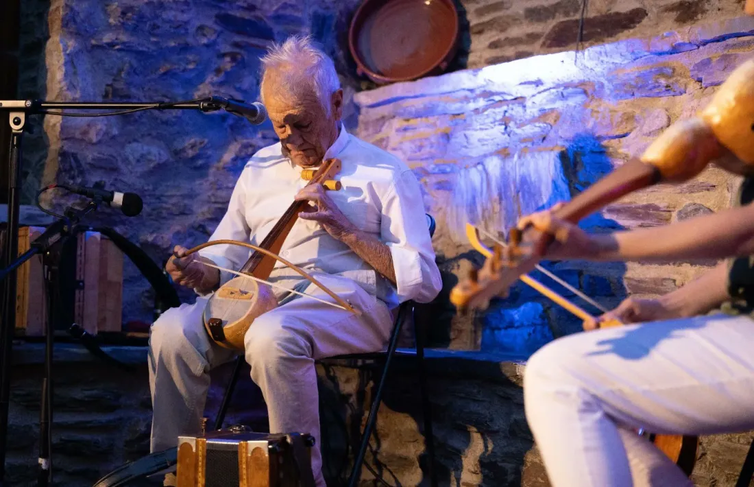  El folklorista Artur Blasco, en l’aperitiu musical previ a la projecció. 