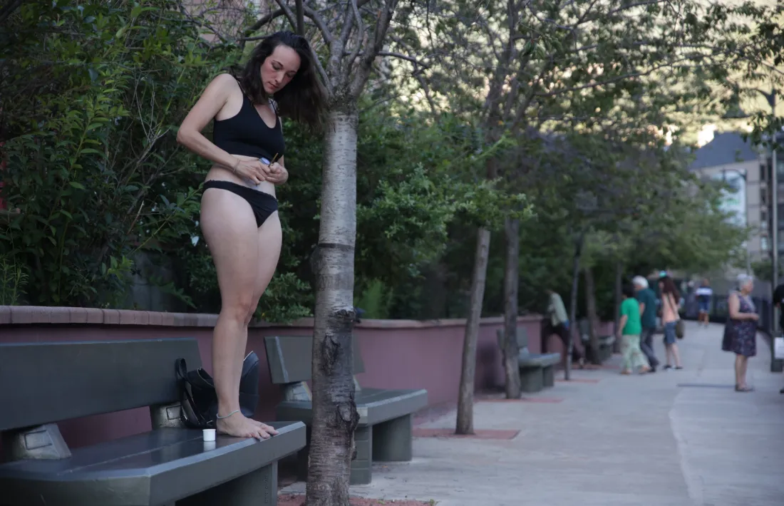 Emma Regada, durant la ‘performance’ que va protagonitzar al passeig que voreja el Valira.