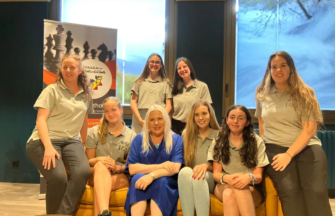 Susan Polgar, amb les jugadores d'Andorra d'escacs.