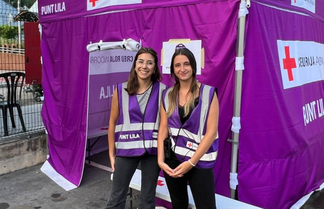 Dues voluntàries de la Creu Roja en el punt lila desplegat a Escaldes.