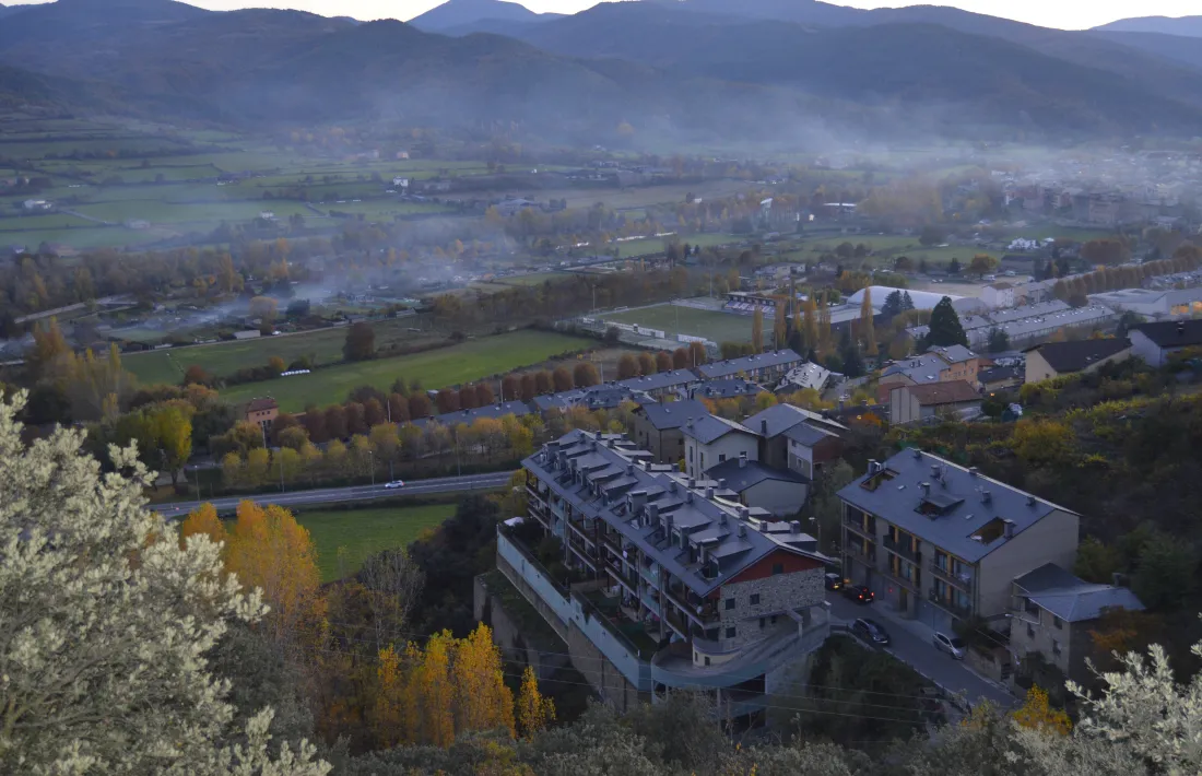 Vista del barri del Poble Sec, ja al municipi de Valls de Valira, amb la Seu d’Urgell al fons. 