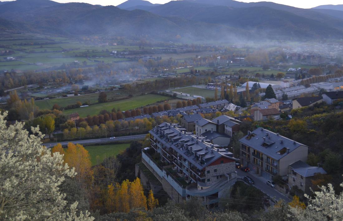 Vista del barri del Poble Sec, ja al municipi de Valls de Valira, amb la Seu d’Urgell al fons. 