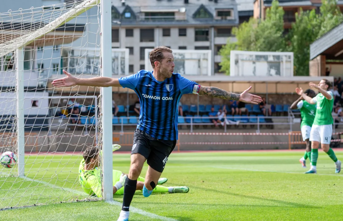 Adrià Gallego celebra l'1 a 0 contra l'Hibernian.