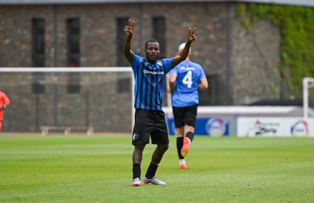 Jean-Luc, extrem de Costa d’Ivori de l’Inter Escaldes, celebrant el 2 a 0 contra l’Hibernian.