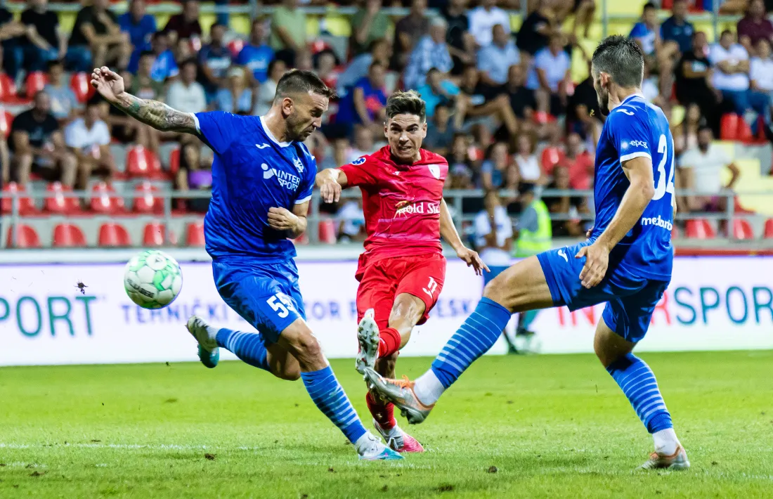 Mario Mourelo, de l’FC Santa Coloma, va gaudir de bones ocasions de gol contra el Sutjeska.