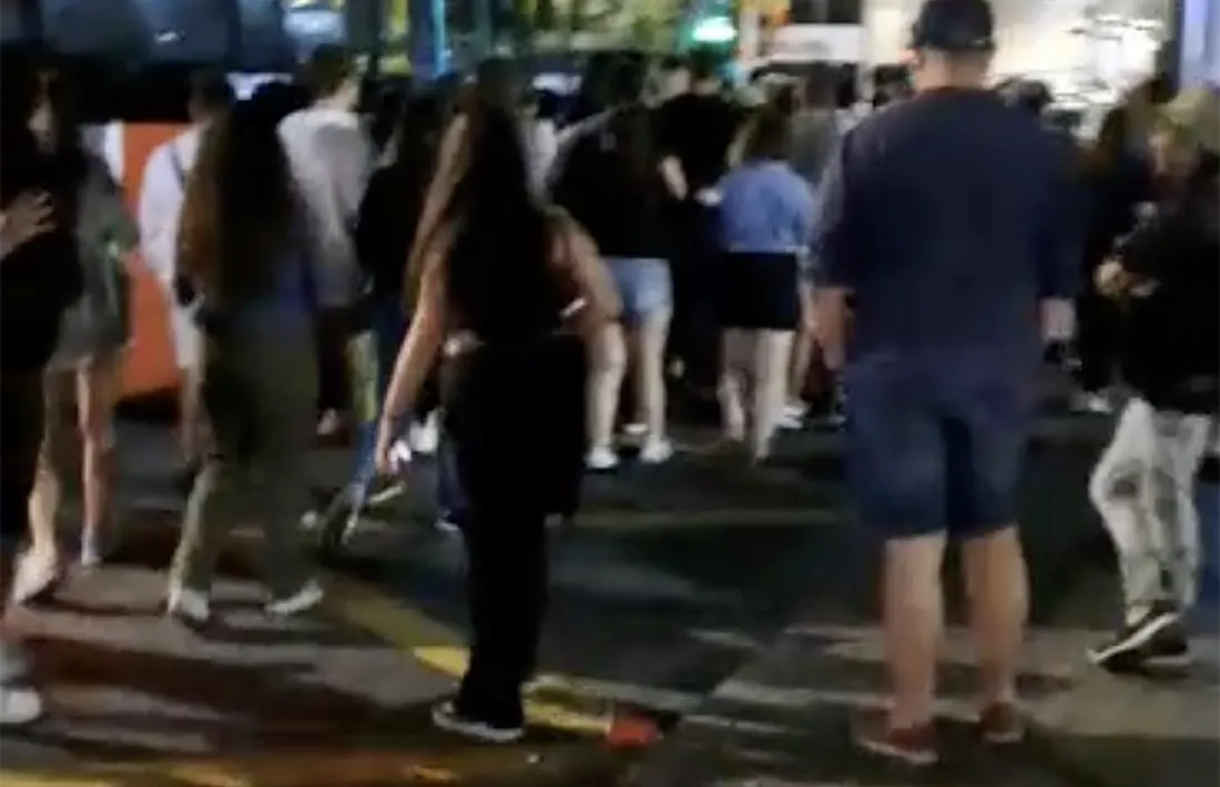 Una multitud de joves intentant accedir al bus nocturn a Sant Julià de Lòria aquest cap de setmana.
