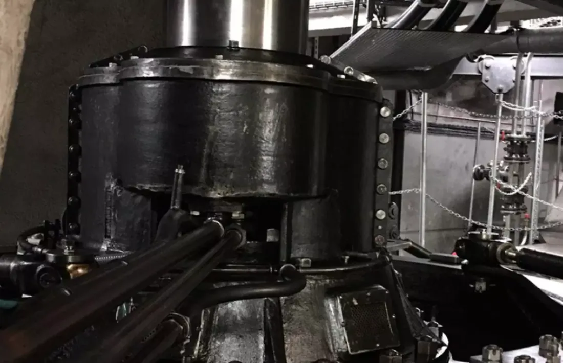 Maquinària a l'interior de la central hidroelèctrica de FEDA.