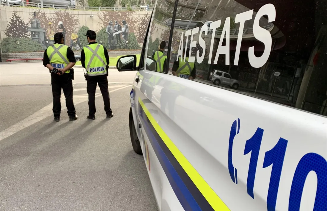 Agents del cos de Policia fent un control.
